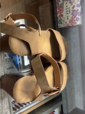 Bella Marie Tan Suede Heels
Women’s 7